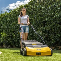 DÉCOWEB - Brosseuse électrique «aspirante» pour gazon synthétique - garland 502 e-v19