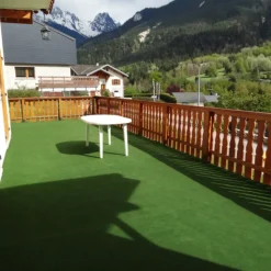DÉCOWEB - Moquette d'extérieur verte sur plots - imitation gazon synthétique - rouleau de 4m x 10m